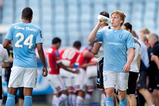 Malmö FFs Emil Forsberg dricker vatten