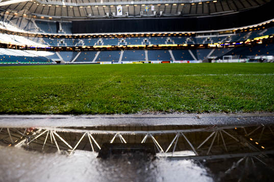 Vattensjukt inne på Friends Arena när fotbollsmatchen i Allsvenskan mellan AIK och Falkenberg ställs in