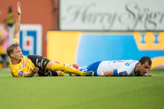 Norrköpings Nikola Tkalcic drar ner Elfsborgs Simon Hedlund och Elfsborg tilldöms straff