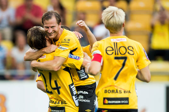 Elfsborgs Daniel Mobaeck kramas om efter 3-0 målet