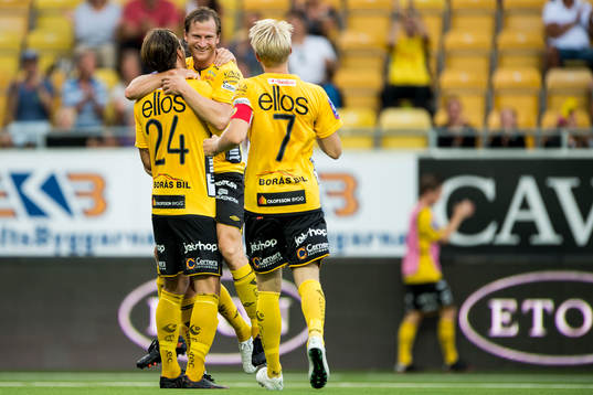 Elfsborgs Daniel Mobaeck kramas om efter 3-0 målet