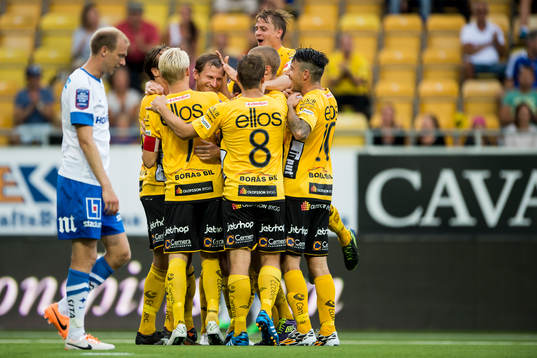Elfsborgs Daniel Mobaeck kramas om efter 3-0 målet