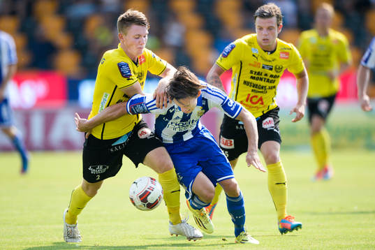 IFK Göteborgs Lasse Vibe försöker ta sig förbi Mjällbys Viktor Agardius