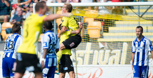 Mjällbys Robin Strömberg jublar