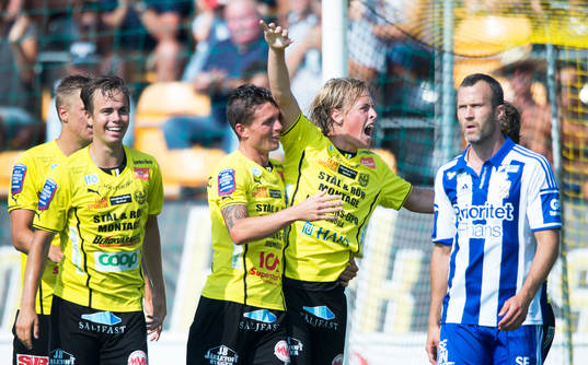 Mjällbys Robin Strömberg jublar