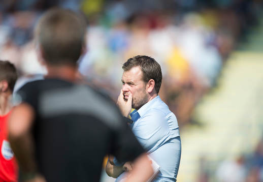 IFK Göteborgs tränare Mikael Stahre bekymrad bakom Mjällbys tränare Anders Linderoth  i matchen i fotbollsallsvenskan mellan Mjällby och IFK Göteborg i Hällevik 27  juli.