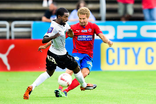 Helsingborgs Christoffer Andersson gör en tunnel på Örebros Mohammed Saeid