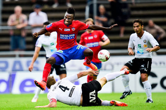 Helsingborgs David Accam hoppar över Örebros Magnus