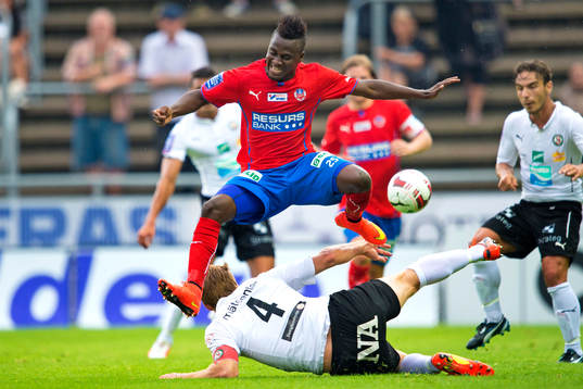 Helsingborgs David Accam flyger över Örebros Magnus