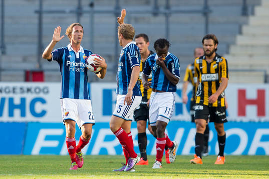 Djurgårdens Philip Hellquist jublar och gör high five med