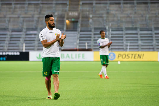 Hammarbys Pablo Pinones-Arce tackar publiken