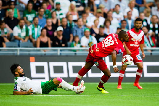Hammarbys Pablo Pinones-Arce och Assyriskas Kyle Konwea