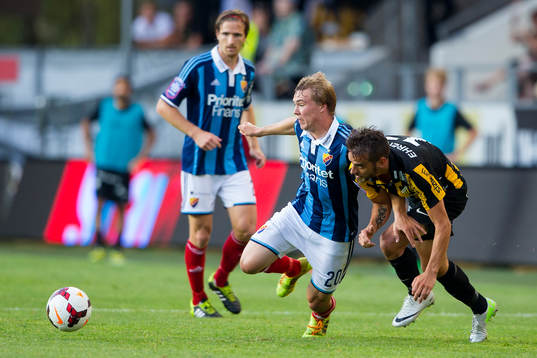 Djurgårdens Simon Tibbling i kamp med Häckens Björn Anklev
