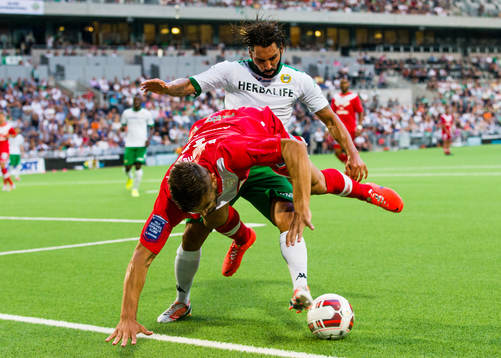 Hammarbys Stefan Batan trycker till Assyriskas Sotiris Papagiannopoulos