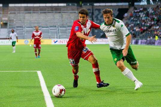 Assyriskas Christoffer Eriksson försvarar sig mot Hammarbys Jan Gunnar Solli
