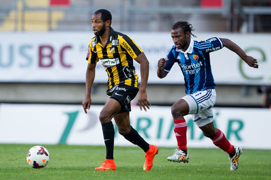 Häckens Rene Makondele jagas av Djurgårdens Amadou Jawo