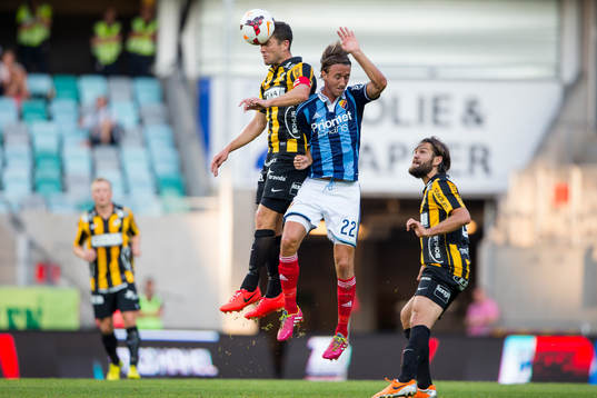 Häckens Martin Ericsson vinner en nickduell mot