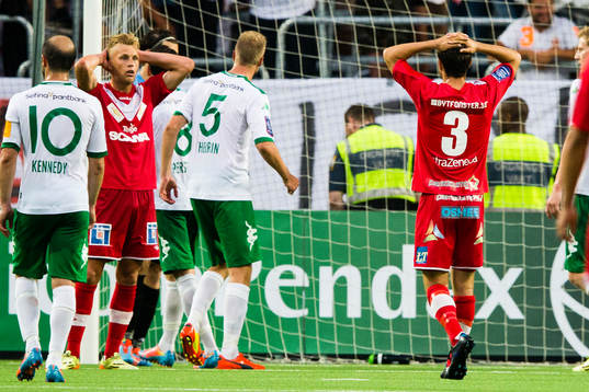 Assyriskas Jens Jacobsson och Christoffer Eriksson tar sig för huvuderna efter en missad målchans