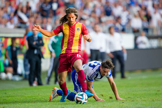 Rio Aves Tiago Pinto vinner bollen mot IFK Göteborgs Gustav Svensson