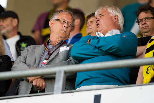 Islands förbundskapten Lars Lagerbäck och Reine Almqvist tidigare tränare i IFK Göteborg på läktaren