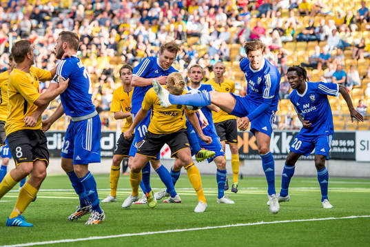 Elfsborgs Per Frick (mitt i bild) nickar in 2-1under fotbollsmatchen i Europa league mellan IF Elfsborg och Hafnarfjördur den 31 juli 2014 i Borås.