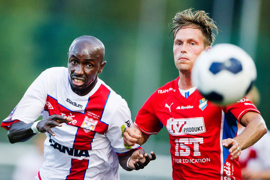 Assyriskas Aziz Corr Nyang och Östers Freddy Söderberg