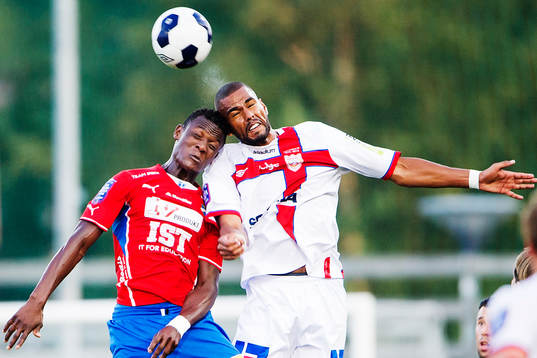 Östers Alhaji Gero i en luftduell mot Assyriskas Kyle Konwea
