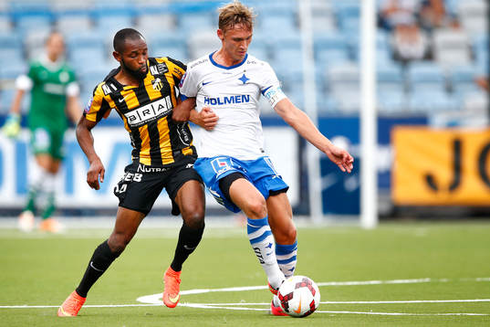 Häckens Rene Makondele attackerar Norrköpings Linus Wahlqvist