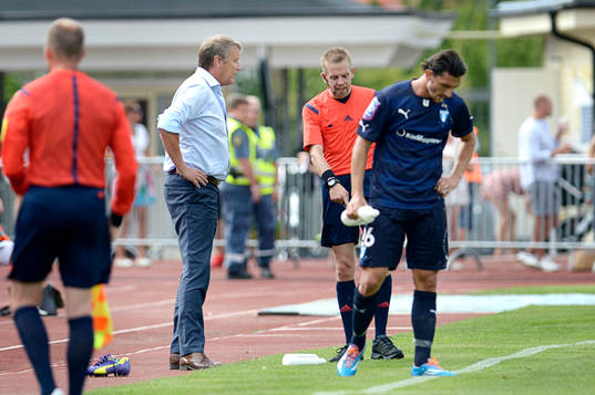 Malmö FFs tränare Åge Hareide i diskussion med domare Johan Hamlin