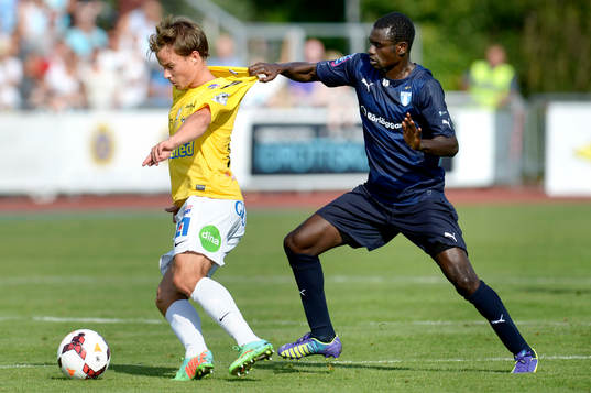 Falkenbergs Anton Wede dras i tröjan av Malmö FFs Enock Kofi Adu