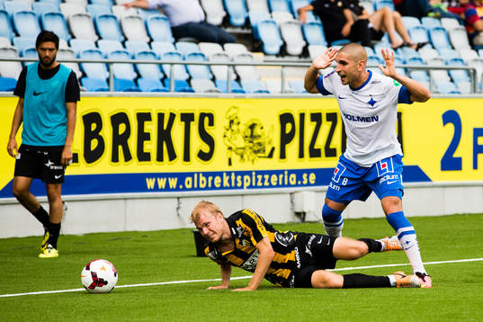 Häckens Oscar Lewicki faller efter en närkamp med Norrköpings Rawez Lawan