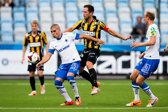 Norrköpings Rawez Lawan i kamp om bollen med Häckens