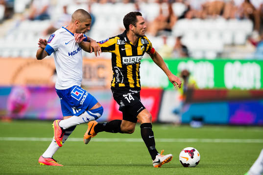 Norrköpings Rawez Lawan i kamp om bollen med Häckens Martin Ericsson