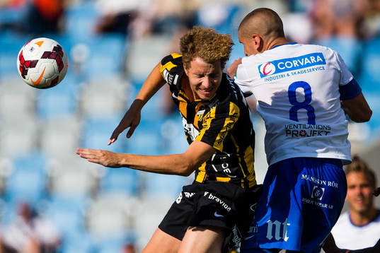 Häckens Samuel Gustafson i en nickduell med Norrköpings