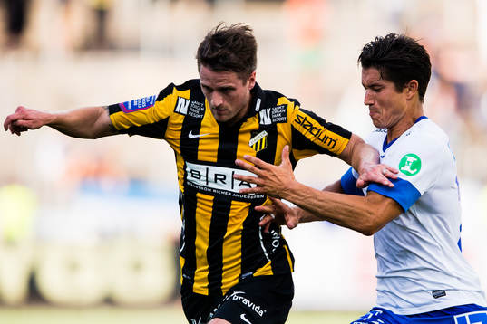 Häckens Gunnar Heidar Torvaldsson i närkamp med Norrköpings Christopher Meneses Barrantes
