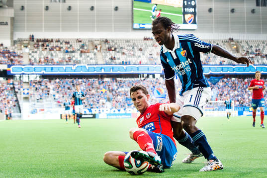 Helsingborgs Jesper Björkman i kamp med Djurgårdens Amadou Jawo
