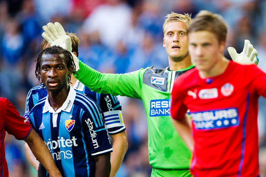 Djurgårdens Amadou Jawo framför Helsingborgs målvakt Pär Hansson