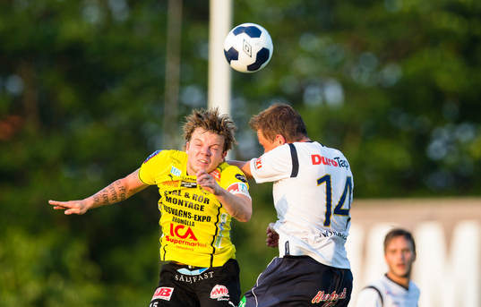 Nickduell mellan Gefles Jens Portin och Mjällbys Viktor Nilsson