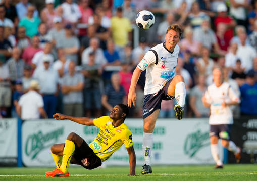 Gefles Marcus Hansson och Mjällbys Kwame Bonsu