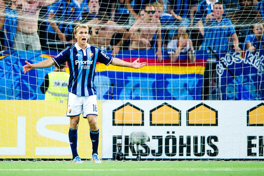 Djurgårdens Sebastian Andersson reagerar mot domaren