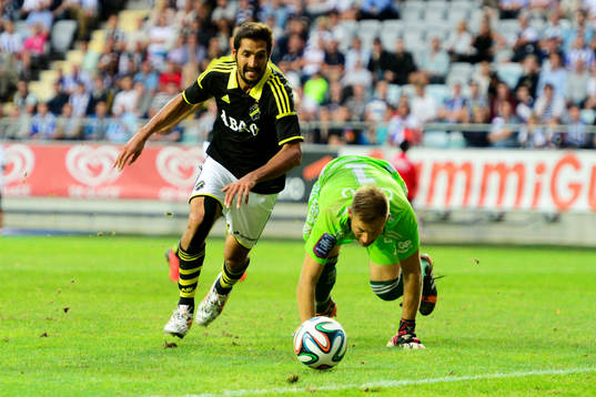 s Celso Borges och IFK Göteborgs målvakt John Alvbåge under fotbollsmatchen i Allsvenskan mellan IFK Göteborg och AIK den 4 augusti 2014 i Göteborg.