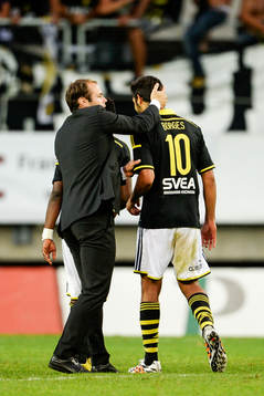 s tränare Andreas Alm klappar om Celso Borges efter fotbollsmatchen i Allsvenskan mellan IFK Göteborg och AIK den 4 augusti 2014 i Göteborg.