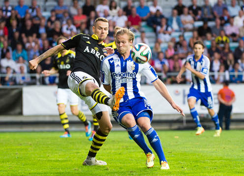 s Alexander Milosevic i kamp med IFK Göteborgs Gustav Engvall under fotbollsmatchen i Allsvenskan mellan IFK Göteborg och AIK den 4 augusti 2014 i Göteborg.