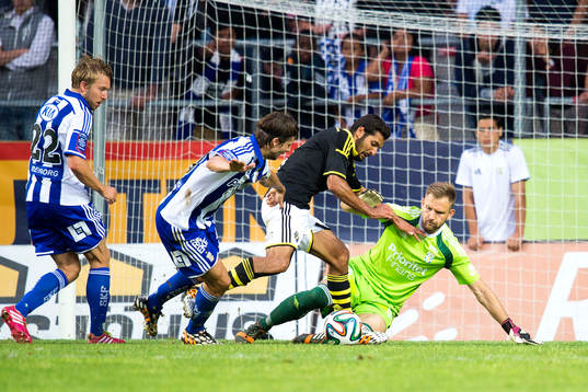 s Celso Borges i kamp med IFK Göteborgs målvakt John Alvbåge under fotbollsmatchen i Allsvenskan mellan IFK Göteborg och AIK den 4 augusti 2014 i Göteborg.