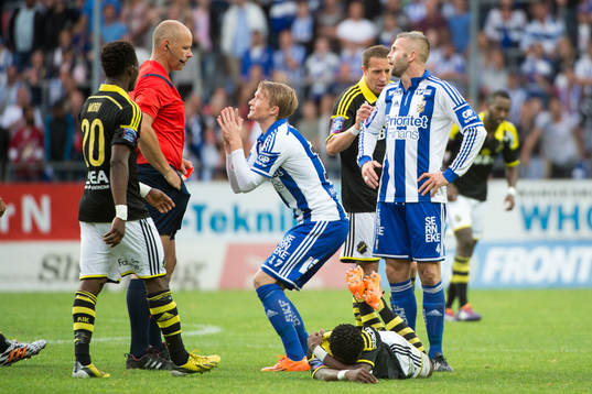 IFK Göteborgs Kjetil Waehler får rött kort och blir frustrerad medan IFK Göteborgs Sam Larsson vädjar till domare Martin Hanssonunder fotbollsmatchen i Allsvenskan mellan IFK Göteborg och AIK den 4 augusti 2014 i Göteborg.