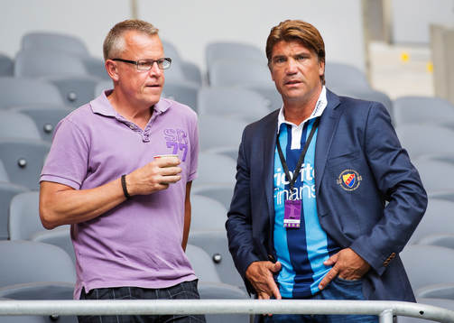 Norrköpings tränare Jan Andersson och Djurgårdens sportchef Bo Andersson pratar med varandra