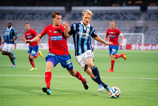 Helsingborgs Jesper Björkman utmanas av Djurgårdens Sebastian Andersson