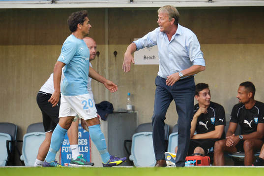 Malmö FFs tränare Åge Hareide ger instruktioner till Ricardo Ferreira Da Silva