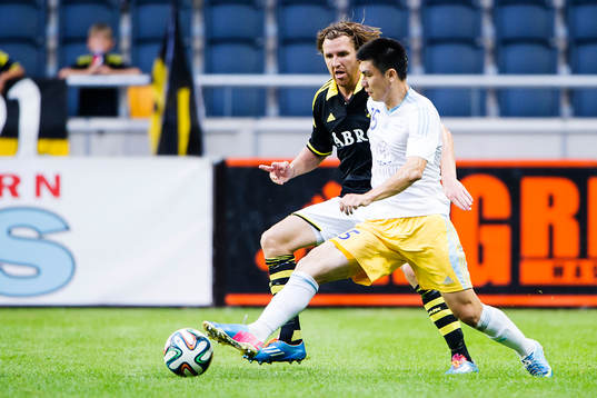 s Nils-Eric Johansson och Astanas Marin Anicic under fotbollsmatchen i kvalet till Europa League mellan AIK och FC Astana den 7 augusti 2014 i Stockholm. 