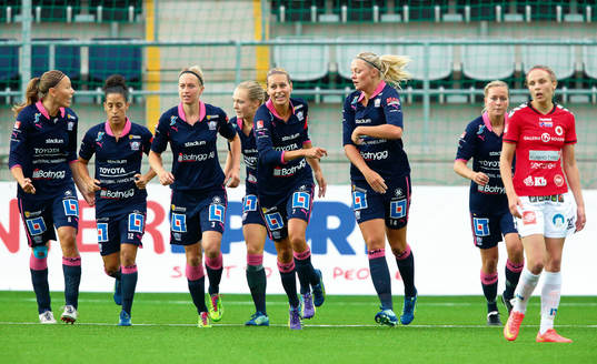 Linköpings spelare jublar efter mål 1-1 av Linköpings Linköpings Fridolina Rolfö   (till höger nr 14)